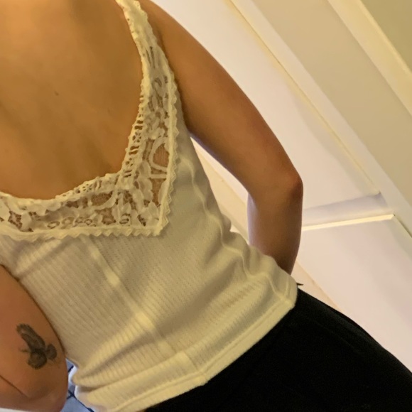 Gorgeous white lace top - Picture 5 of 6